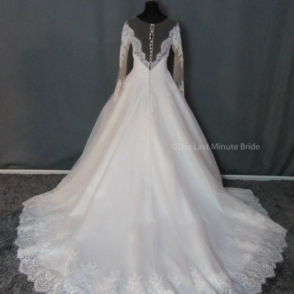Allure style 9366 Wedding Dress - Picture 2 of 4